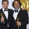 Alejandro G. Iñárritu y Leonardo DiCaprio, Oscar en mano respectivamente por: Mejor Actor y Mejor Director, por The Revenant (2015). Archivo DDCM.