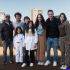 Alfonso Pineda Ulloa, con el elenco de una "Familia a la deriva"/2025. Cinta que llega a los cines el 22 de enero de 2026. Archivo DDCM.