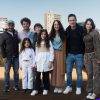 Alfonso Pineda Ulloa, con el elenco de una "Familia a la deriva"/2025. Cinta que llega a los cines el 22 de enero de 2026. Archivo DDCM.