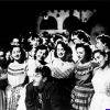 Al centro Ismael Rodríguez con Carmelita González y Yolanda Varela con actrices en el set de DOS TIPOS DE CUIDADO, tomada de facebook.com/Ismael-Rodriguez-Ruelas