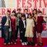 Ernesto Martínez Bucio con el elenco de su ópera prima:El Diablo Fuma (y guarda las cabezas de los cerillos quemados en la misma caja), en el Festival Internacional de Cine de Morelia 2025. Cortesía director.