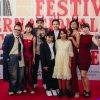 Ernesto Martínez Bucio con el elenco de su ópera prima:El Diablo Fuma (y guarda las cabezas de los cerillos quemados en la misma caja), en el Festival Internacional de Cine de Morelia 2025. Cortesía director.