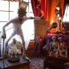 Guillermo del Toro en su casa museo "Bleak House", tomada de @gdtreal