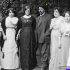 Aureliano Urrutia y mujeres en un jardín del sanatorio Urrutia, tomada de mediateca.inah.gob.mx, colección Archivo Casasola - Fototeca Nacional