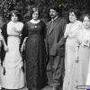 Aureliano Urrutia y mujeres en un jardín del sanatorio Urrutia, tomada de mediateca.inah.gob.mx, colección Archivo Casasola - Fototeca Nacional