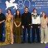 De izquierda a derecha en la fotografía: Guillermo Arriaga, Federica García, Mariana Arriaga, Santiago Arriaga, Máximo Hollander, Leticia Cristi y Ludovico Einaudi, durante el Festival Internacional de Cine de Venecia 2023. Archivo Mariana Arriaga