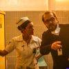 Rigoberto Castañeda, con la actriz Paulina Gaitán, en el set de Turno Nocturno. Cortesía director.